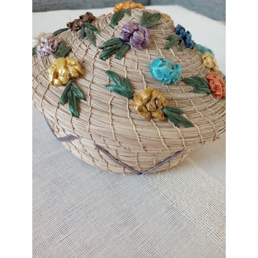 VTG Raffia Flower Embellished Straw Covered Round Basket